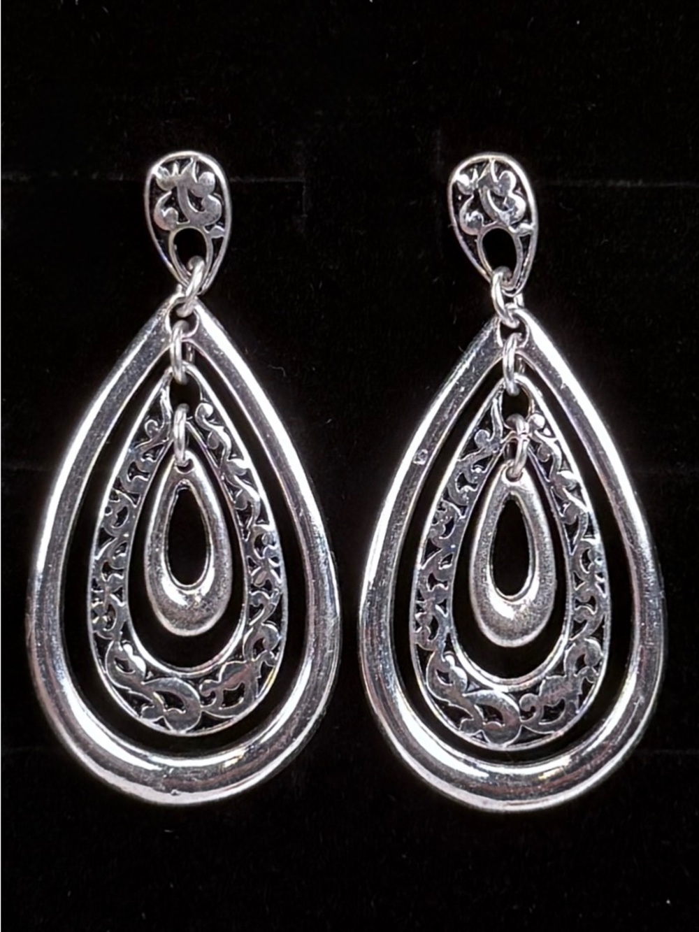 Beautiful Silvertone dangle costume pierced earrings